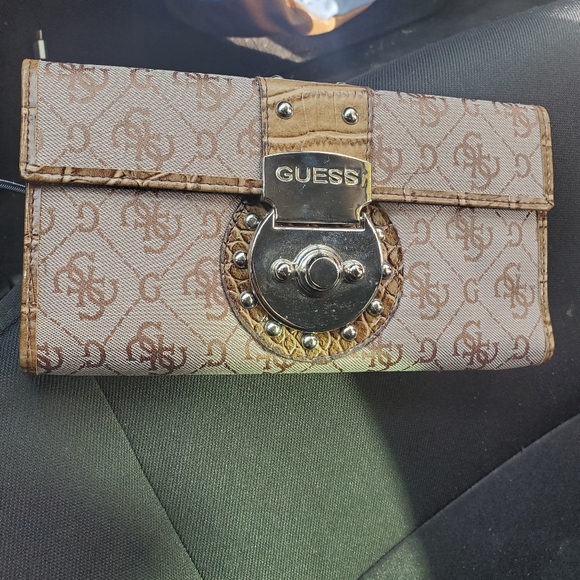 Guess wallet - Picture 1 of 3